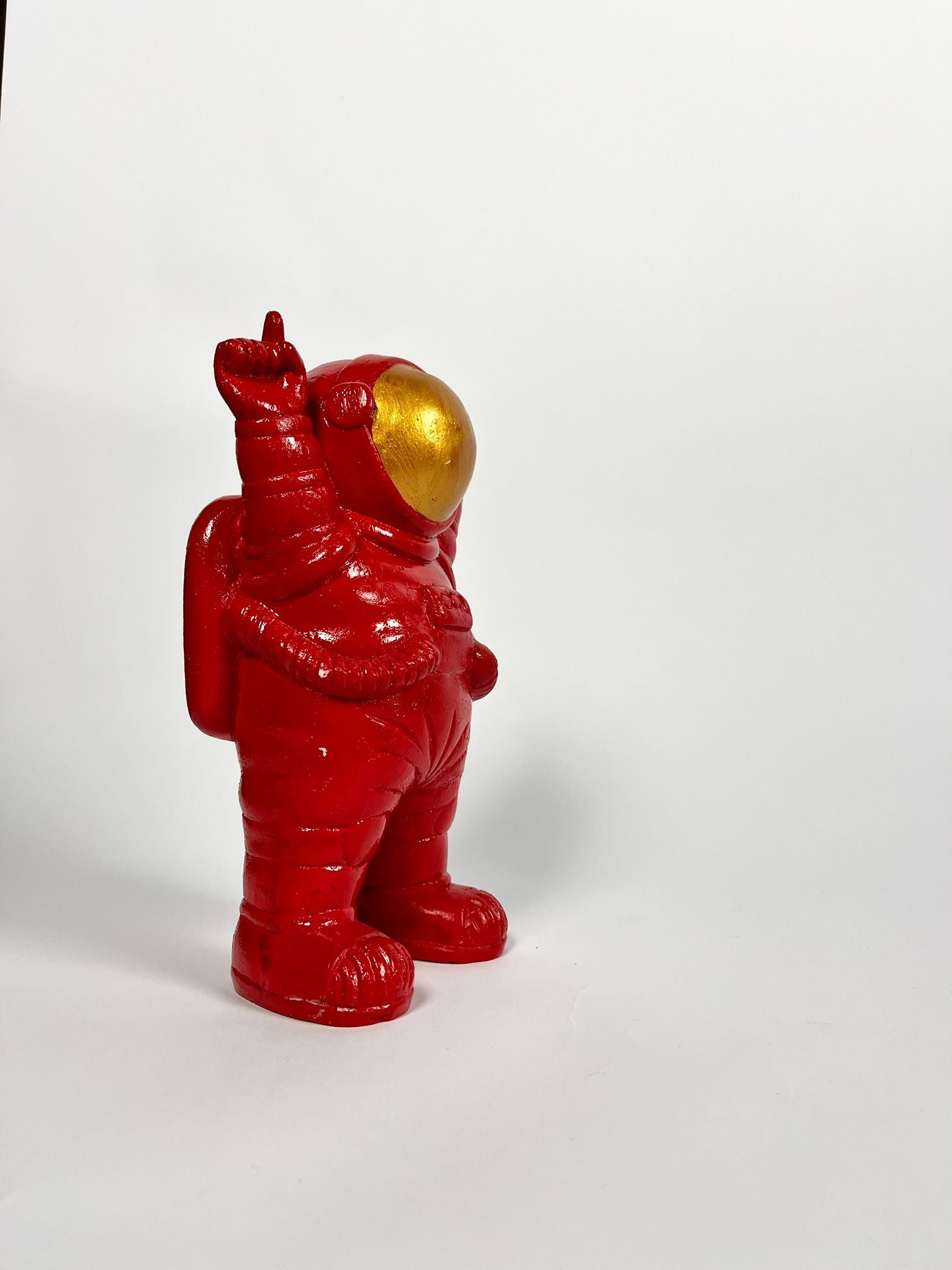 Astronauta esultante in resina rosso e oro-Asmat Design