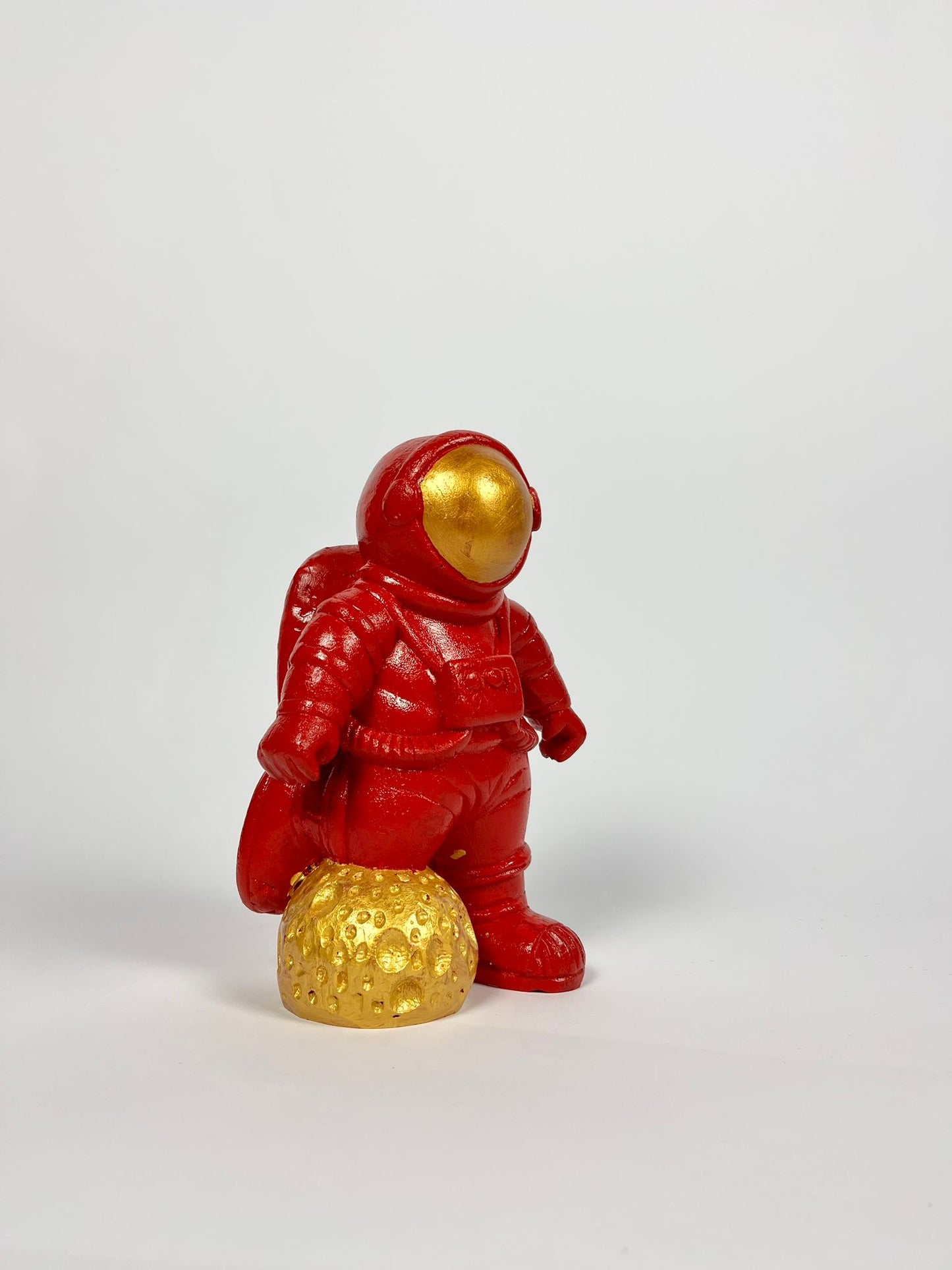 Astronauta in resina rosso e oro