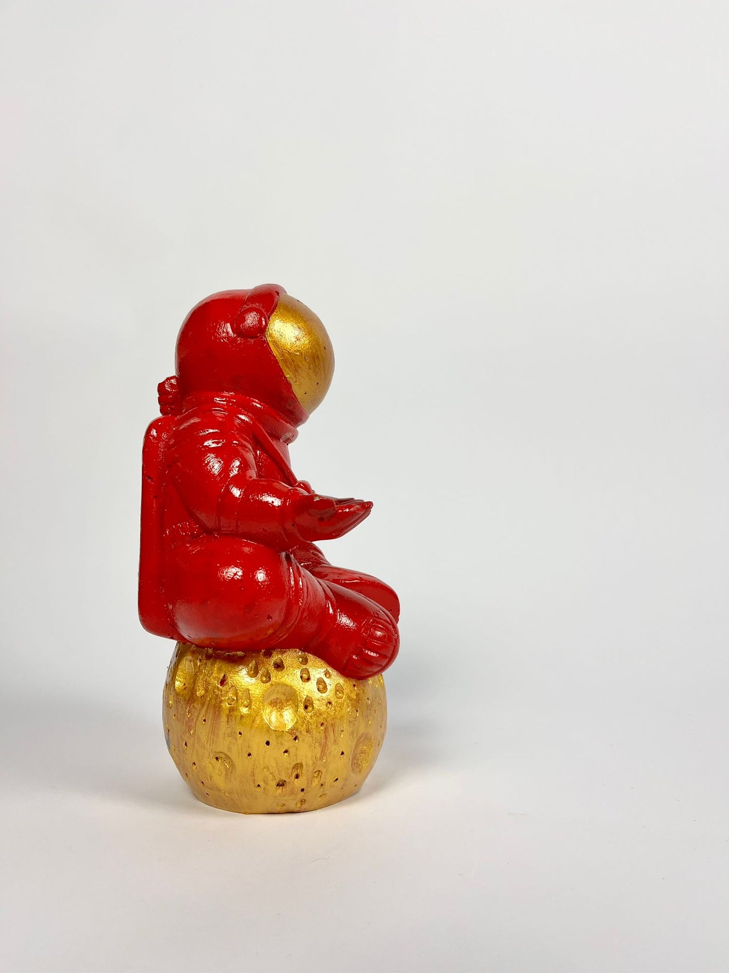 Astronauta in meditazione in resina colore rosso e oro