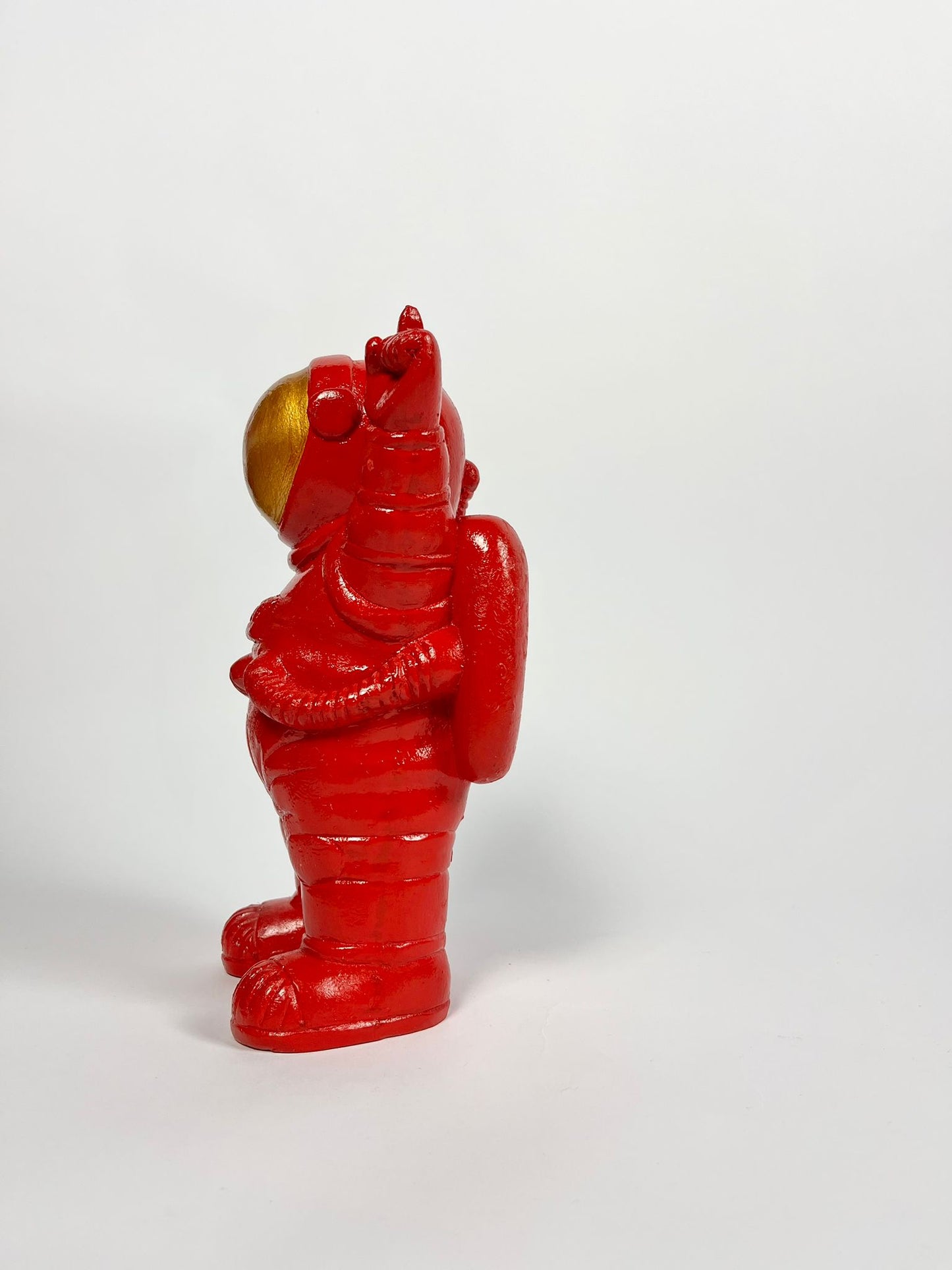 Astronauta esultante inresina rosso e oro-Asmat Design
