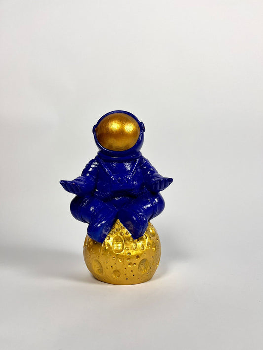 Astronauta Zen in resina colore blu e oro