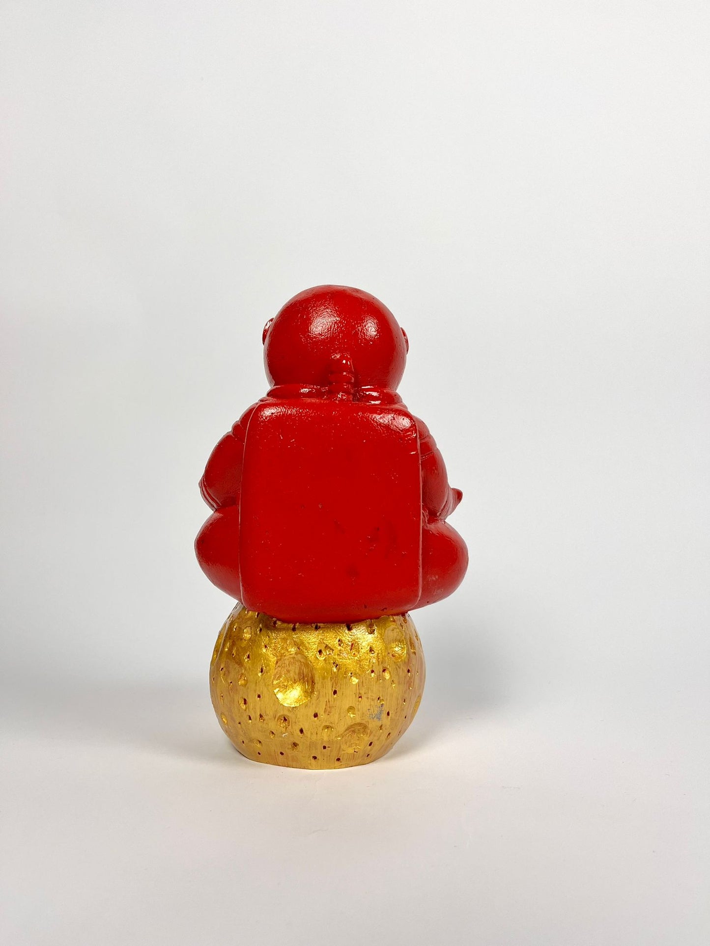 Astronauta in meditazione in resina colore rosso e oro