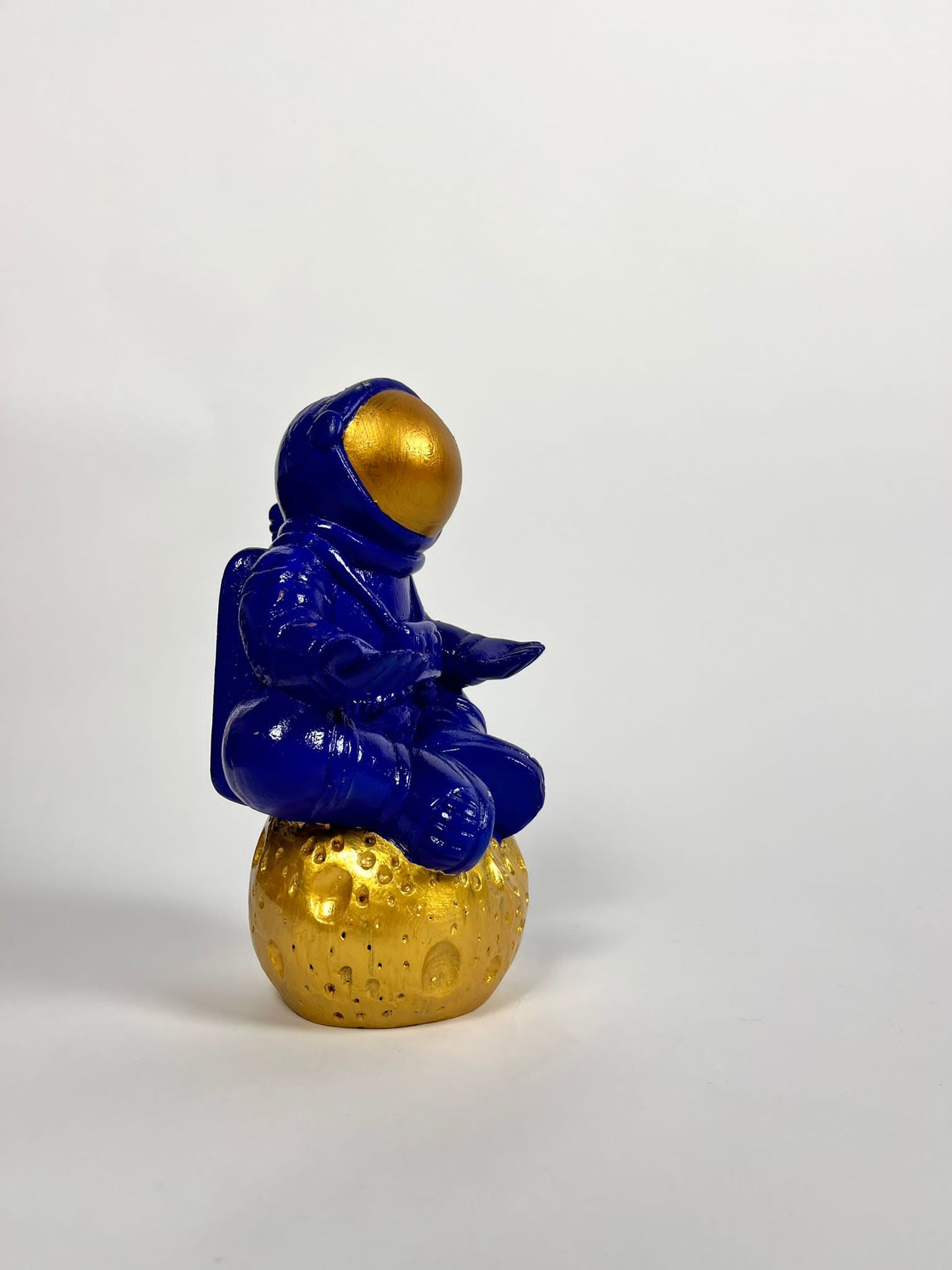 Astronauta Zen in resina colore blu e oro